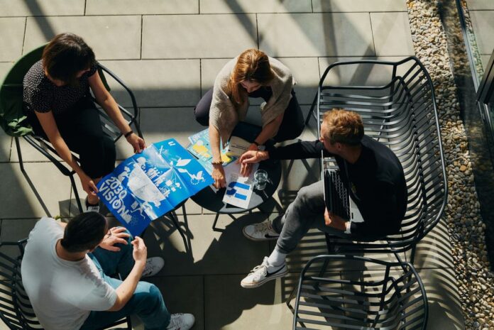 lockeres Meeting von Mitarbeitenden eines Startups.