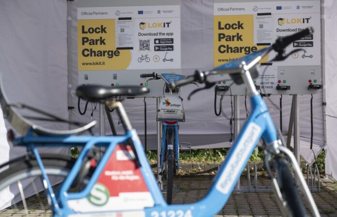 Parkplatz und Ladestation für Fahrräder