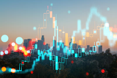Skyline überlagert mit futuristischen holografischen Grafiken, Doppelbelichtungseffekt, Morgendämmerung. Technologie und urbanes Konzept.