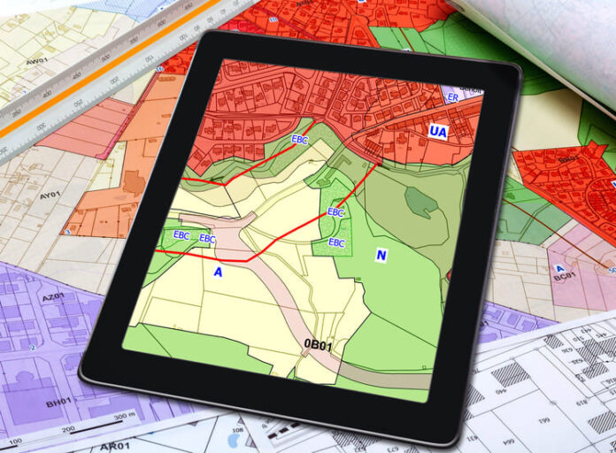 Lokale Stadtplanungskarten und Katasterdaten auf einem digitalen Tablet angezeigt