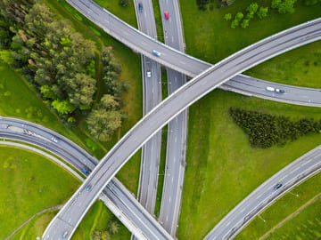 Luftaufnahme einer Autobahnkreuzung in Vilnius, Litauen, im Sommer bei Sonnenuntergang