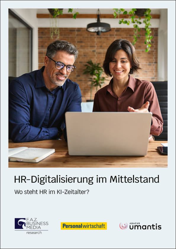 Titelseite HR-Digitalisierung komprimiert Cover der Studie zur HR-Digitalisierung: Auf dem Coverbild sitzen zwei lächelnde Mitarbeiter gemeinsam an einem Laptop in einem modernen Büro – symbolisiert die digitale Transformation im Personalwesen des Mittelstands.
